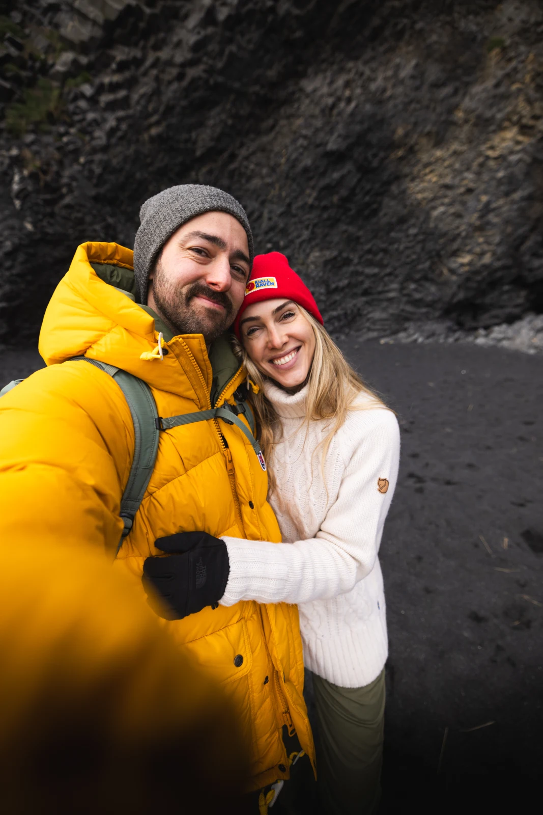Ale e Duda abraçados e sorrindo em uma viagem